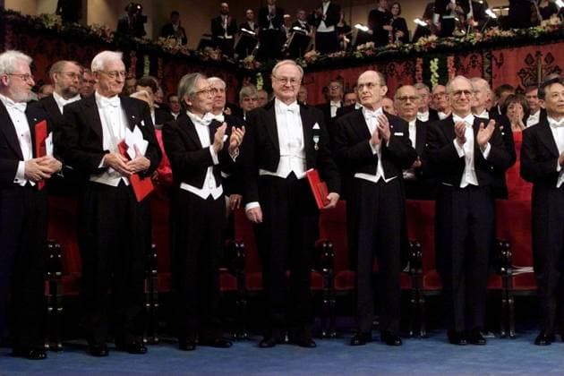 STOCKHOLM 20001210: Professor Arvid Carlsson tog emot Nobelpriset i medicin fran Kung Carl XVI Gustaf vid prisceremonin i Stockholms konserthus pa söndagseftermiddagen. Professor Carlsson, fran Göteborgs universitet, delar priset med Paul Greengard och Eric R Kandel fran USA. Här syns han i mitten mellan alla andra Nobelpristagare som ger honom en varm applad. STOCKHOLM SVERIGE x1066x *** STOCKHOLM 20001210 Professor Arvid Carlsson received the Nobel Prize in Medicine from King Carl XVI Gustaf at the award ceremony in the Stockholm Concert Hall on Sunday afternoon Professor Carlsson, from the University of Gothenburg, shares the prize with Paul Greengard and Eric R Kandel from the United States Here he is shown in the middle bet  Copyright: xHenrikxMontgomeryx NOBEL 2000 KONSERTHUSET