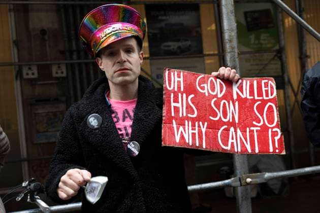 News Themen der Woche KW12 News Bilder des Tages March 25, 2023, New York, New York, USA: A person holds a sign that reads Uh God Killed His Son So Why Cant I? A large rally and march by the anti-abortion group Gift Of Life was disrupted by pro-abortion, LGBTQ+ activists and allies in lower Manhattan. Counter protesters brought noisemakers and signs to drown out the music and chants of the Gift of Life participants. Hundreds of NYPD officers marshaled the anti-abortion groupÃ¢â‚¬â ¢s march down Broadway. New York USA - ZUMAr174 20230325_znp_r174_042 Copyright: xGinaxMxRandazzox