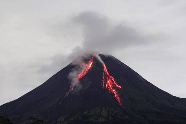 News Themen der Woche KW12 News Bilder des Tages (230326) -- YOGYAKARTA, March 26, 2023 -- Volcanic materials spew from Mount Merapi volcano, as seen from Tunggul Arum Village in Sleman, Yogyakarta, Indonesia, March 26, 2023. (Photo by Xinhua) INDONESIA-YOGYAKARTA-MOUNT MERAPI-ERUPTION BudixSiswanto 