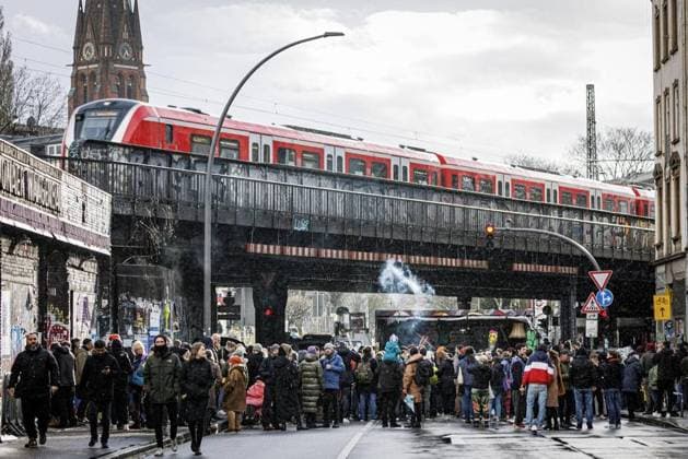 News Themen der Woche KW12 Sternbrücken Rave *** NUR FÜR REDAKTIONELLE ZWECKE *** EDITORIAL USE ONLY ***<p>Teilnehmende demonstrieren am Samstag (25.03.2023) an un d unter der Sternbrücke in Hamburg gegen den geplanten Abriss und Neubau der Eisenbahnbrücke. Deutschland Hamburg Hamburg Copyright: RolandxMagunia *** Sternbrücken Rave FOR EDITORIAL PURPOSES ONLY EDITORIAL USE ONLY p participants demonstrate on Saturday 25 03 2023 at un d under the Sternbrücke in Hamburg against the planned demolition and new construction of the railroad bridge Germany Hamburg Hamburg Copyright RolandxMagunia Copyright: RolandxMagunia doc7phl1mnivf49k7ee94 ,EDITORIAL USE ONLY