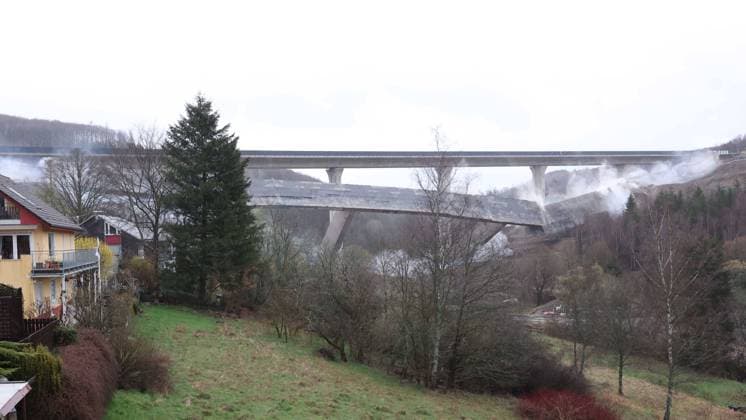 News Themen der Woche KW12 Sprengung der Talbruecke (Talbrücke) Eisern (vorderer Teil) auf der Autobahn A45 bei Siegen. Sonntag 26.03.2023, Autobahn A45, Sprengung der Talbruecke Eisern *** Blasting of the valley bridge Eisern front part on the freeway A45 near Siegen Sunday 26 03 2023, freeway A45, blasting of the valley bridge Eisern