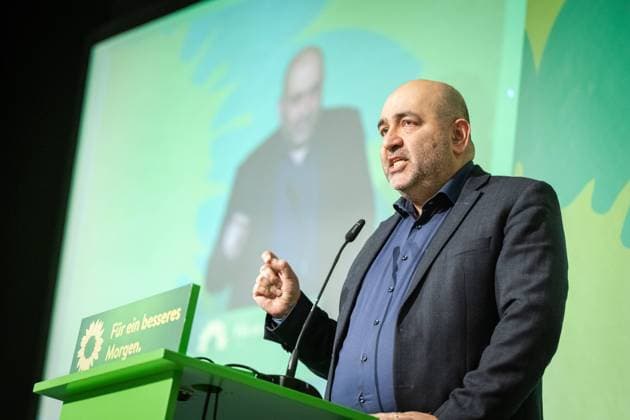 News Themen der Woche KW12 Die Grünen Omid Nouripour - Bundesparteivorsitzender von BÜNDNIS 90 Die Grünen. Landesparteitag der Grünen in der Stadthalle Neumünster Kiel Schleswig-Holstein Deutschland fpr-grüne-8830 *** The Greens Omid Nouripour Federal Party Chairman of BÜNDNIS 90 The Greens State Party Conference of the Greens in Neumünster City Hall Kiel Schleswig Holstein Germany fpr Green 8830
