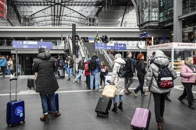 News Themen der Woche KW12 News Bilder des Tages Hauptbahnhof *** NUR FÜR REDAKTIONELLE ZWECKE *** EDITORIAL USE ONLY ***<p>Am 26. März 2023 ist auf dem Berliner Hauptbahnhof reger Personenverkehr. Deutschland Berlin Berlin Copyright: SergejxGlanze *** Central Station FOR EDITORIAL PURPOSES ONLY EDITORIAL USE ONLY p On March 26, 2023, the Berlin Central Station sees busy passenger traffic Germany Berlin Berlin Copyright SergejxGlanze Copyright: SergejxGlanze doc7phzcbburj5w1nsxb4a ,EDITORIAL USE ONLY