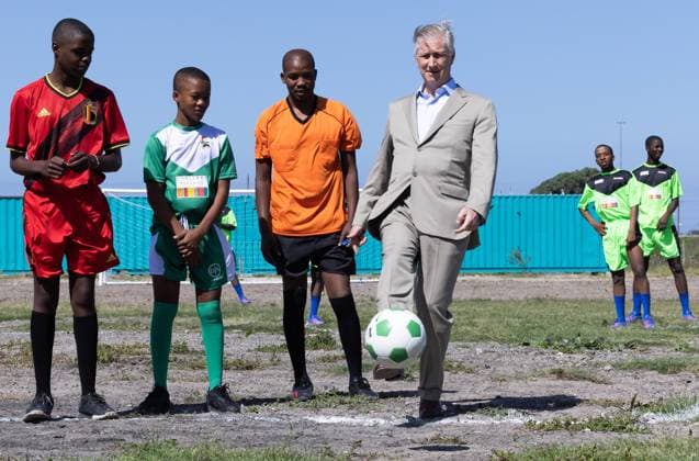 Bilder des Jahres 2023, Entertainment 03 März Entertainment Themen der Woche KW12 Entertainment Bilder des Tages King Philippe - Filip of Belgium pictured during a visit to the Philippi Village with several activities, Close the gap, Assitej, Soccer pitch, Mural, part of a state visit of the Belgian Royal Couple to the Republic of South Africa, in Cape Town, Sunday 26 March 2023.  BENOITxDOPPAGNE 63703219