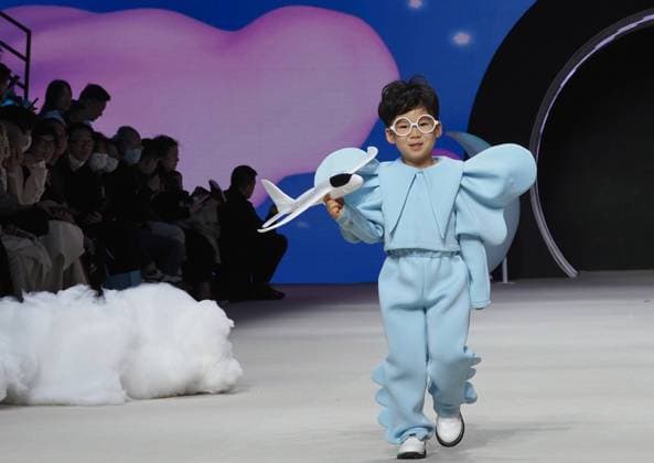 Entertainment Themen der Woche KW12 Entertainment Bilder des Tages (230326) -- SHANGHAI, March 26, 2023 -- A young model presents a creation by designer Chen Xiangfei during Shanghai Fashion Week in east China s Shanghai, March 26, 2023. ) CHINA-SHANGHAI-FASHION WEEK-KIDS WEAR (CN) RenxLong 