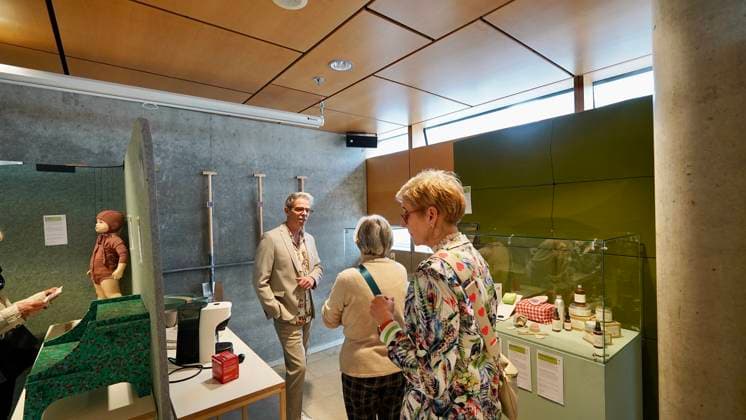 26.03.2023; Berlin, Deutschland, Europa, Welt Verleihung der Green Future Club Nachhaltigkeitspreise: Der Green Concept Award und der Green Product Award wurden ins Leben gerufen, um Produkte, Konzepte und Dienstleistungen auszuzeichnen, die in den Bereichen Nachhaltigkeit, Innovation und Design überzeugen. Start-ups und gegründete Unternehmen konnten sich für den Green Product Award bewerben, während der Green Concept Award visionäre Konzepte von Studenten und Absolventen prämierte. Insgesamt wurden in 14 Kategorien Preise vergeben, darunter Architektur & Tiny Houses, Mode, Mobilität und Sport. Im Bild: Green Future Club Geschäftsführer Nils Bader - Ort: Die Nordischen Botschaften - Felleshus