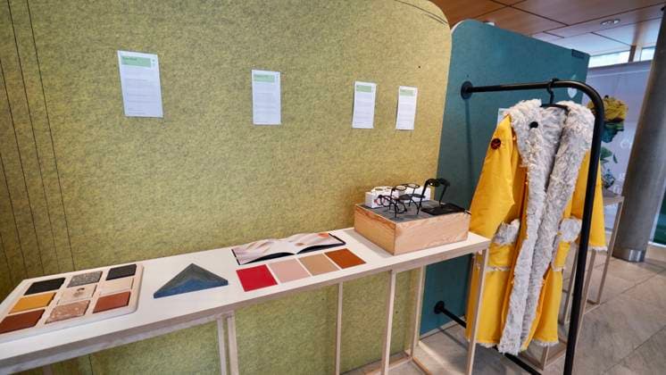26.03.2023; Berlin, Deutschland, Europa, Welt Verleihung der Green Future Club Nachhaltigkeitspreise: Der Green Concept Award und der Green Product Award wurden ins Leben gerufen, um Produkte, Konzepte und Dienstleistungen auszuzeichnen, die in den Bereichen Nachhaltigkeit, Innovation und Design überzeugen. Start-ups und gegründete Unternehmen konnten sich für den Green Product Award bewerben, während der Green Concept Award visionäre Konzepte von Studenten und Absolventen prämierte. Insgesamt wurden in 14 Kategorien Preise vergeben, darunter Architektur & Tiny Houses, Mode, Mobilität und Sport. Ort: Die Nordischen Botschaften - Felleshus