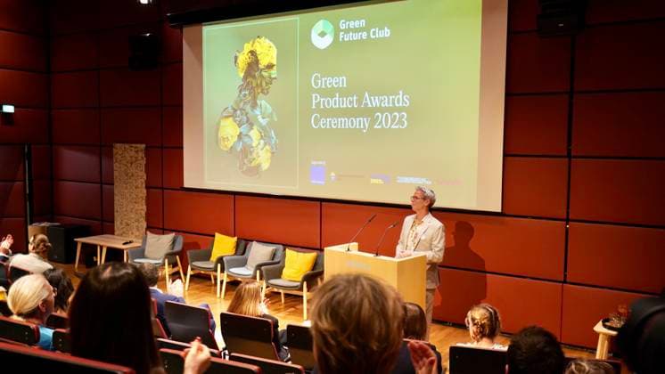 26.03.2023; Berlin, Deutschland, Europa, Welt Verleihung der Green Future Club Nachhaltigkeitspreise: Der Green Concept Award und der Green Product Award wurden ins Leben gerufen, um Produkte, Konzepte und Dienstleistungen auszuzeichnen, die in den Bereichen Nachhaltigkeit, Innovation und Design überzeugen. Start-ups und gegründete Unternehmen konnten sich für den Green Product Award bewerben, während der Green Concept Award visionäre Konzepte von Studenten und Absolventen prämierte. Insgesamt wurden in 14 Kategorien Preise vergeben, darunter Architektur & Tiny Houses, Mode, Mobilität und Sport. Ort: Die Nordischen Botschaften - Felleshus