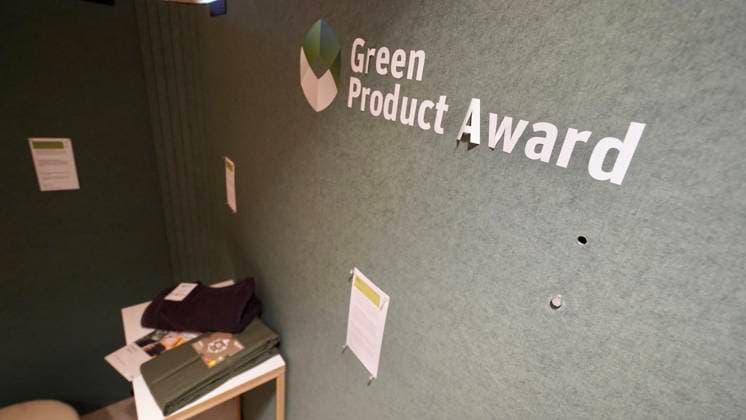 26.03.2023; Berlin, Deutschland, Europa, Welt Verleihung der Green Future Club Nachhaltigkeitspreise: Der Green Concept Award und der Green Product Award wurden ins Leben gerufen, um Produkte, Konzepte und Dienstleistungen auszuzeichnen, die in den Bereichen Nachhaltigkeit, Innovation und Design überzeugen. Start-ups und gegründete Unternehmen konnten sich für den Green Product Award bewerben, während der Green Concept Award visionäre Konzepte von Studenten und Absolventen prämierte. Insgesamt wurden in 14 Kategorien Preise vergeben, darunter Architektur & Tiny Houses, Mode, Mobilität und Sport. Ort: Die Nordischen Botschaften - Felleshus