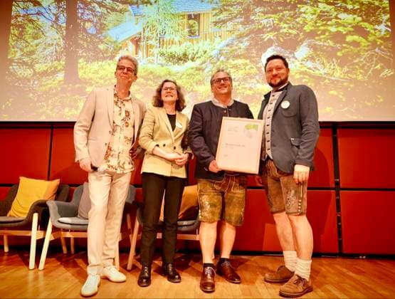 26.03.2023; Berlin, Deutschland, Europa, Welt Verleihung der Green Future Club Nachhaltigkeitspreise: Der Green Concept Award und der Green Product Award wurden ins Leben gerufen, um Produkte, Konzepte und Dienstleistungen auszuzeichnen, die in den Bereichen Nachhaltigkeit, Innovation und Design überzeugen. Start-ups und gegründete Unternehmen konnten sich für den Green Product Award bewerben, während der Green Concept Award visionäre Konzepte von Studenten und Absolventen prämierte. Insgesamt wurden in 14 Kategorien Preise vergeben, darunter Architektur & Tiny Houses, Mode, Mobilität und Sport. Auszeichnung für Almdorfbau aus Österreich für das Projekt Turracher Höhe. Im Bild: Mario Müller und Wolfgang Jonas von Almdorf Bauträ