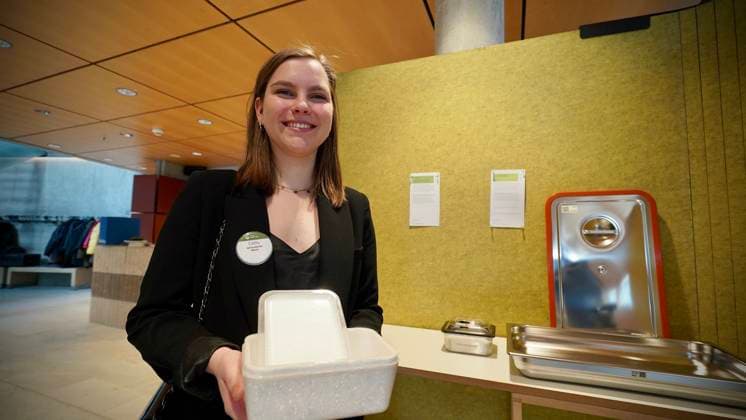 26.03.2023; Berlin, Deutschland, Europa, Welt Verleihung der Green Future Club Nachhaltigkeitspreise: Der Green Concept Award und der Green Product Award wurden ins Leben gerufen, um Produkte, Konzepte und Dienstleistungen auszuzeichnen, die in den Bereichen Nachhaltigkeit, Innovation und Design überzeugen. Start-ups und gegründete Unternehmen konnten sich für den Green Product Award bewerben, während der Green Concept Award visionäre Konzepte von Studenten und Absolventen prämierte. Insgesamt wurden in 14 Kategorien Preise vergeben, darunter Architektur & Tiny Houses, Mode, Mobilität und Sport. Im Bild: Designerin Cathy Wolter Ort: Die Nordischen Botschaften - Felleshus