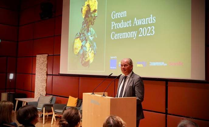 26.03.2023; Berlin, Deutschland, Europa, Welt Per Thöresson - schwedischer Botschafter in der Bundesrepublik Deutschland - Verleihung der Green Future Club Nachhaltigkeitspreise: Der Green Concept Award und der Green Product Award wurden ins Leben gerufen, um Produkte, Konzepte und Dienstleistungen auszuzeichnen, die in den Bereichen Nachhaltigkeit, Innovation und Design überzeugen. Start-ups und gegründete Unternehmen konnten sich für den Green Product Award bewerben, während der Green Concept Award visionäre Konzepte von Studenten und Absolventen prämierte. Insgesamt wurden in 14 Kategorien Preise vergeben, darunter Architektur & Tiny Houses, Mode, Mobilität und Sport. Ort: Die Nordischen Botschaften - Felleshus