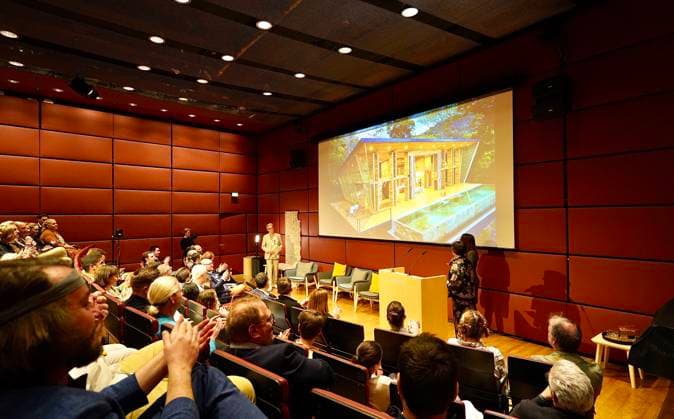 26.03.2023; Berlin, Deutschland, Europa, Welt Verleihung der Green Future Club Nachhaltigkeitspreise: Der Green Concept Award und der Green Product Award wurden ins Leben gerufen, um Produkte, Konzepte und Dienstleistungen auszuzeichnen, die in den Bereichen Nachhaltigkeit, Innovation und Design überzeugen. Start-ups und gegründete Unternehmen konnten sich für den Green Product Award bewerben, während der Green Concept Award visionäre Konzepte von Studenten und Absolventen prämierte. Insgesamt wurden in 14 Kategorien Preise vergeben, darunter Architektur & Tiny Houses, Mode, Mobilität und Sport. Ort: Die Nordischen Botschaften - Felleshus
