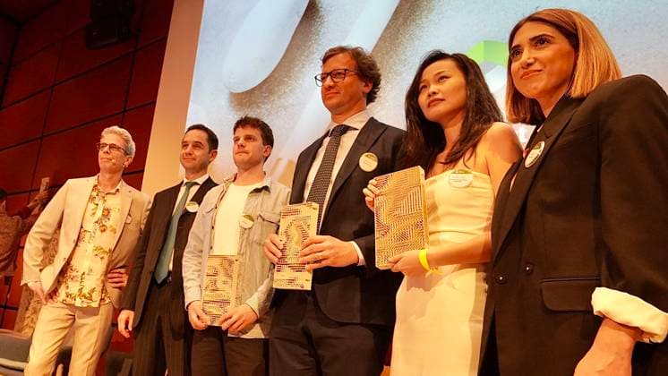 26.03.2023; Berlin, Deutschland, Europa, Welt Verleihung der Green Future Club Nachhaltigkeitspreise: Der Green Concept Award und der Green Product Award wurden ins Leben gerufen, um Produkte, Konzepte und Dienstleistungen auszuzeichnen, die in den Bereichen Nachhaltigkeit, Innovation und Design überzeugen. Start-ups und gegründete Unternehmen konnten sich für den Green Product Award bewerben, während der Green Concept Award visionäre Konzepte von Studenten und Absolventen prämierte. Insgesamt wurden in 14 Kategorien Preise vergeben, darunter Architektur & Tiny Houses, Mode, Mobilität und Sport. Ort: Die Nordischen Botschaften - Felleshus