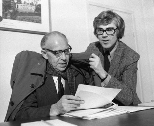 historiskebilder OSLO 19731113 Oljekrisen. Reduserte raolje-forsyninger til Norge fikk regjeringen til a oppfordre til frivillige sparetiltak i forste omgang. Her er det personlig sekretaer Arne Treholt (th) som sorger for at underdirektor i Handelsdepartementets beredskapsavdeling Hakon Heum holder seg varm med frakk og skjerf under pressekonferansen om sparetiltakene. Foto: NTB NTB OSLO NORGE NORWAY EDITORIAL USE ONLY Ref:_Rc4gBwu78k.jpg *** historical images OSLO 19731113 The oil crisis Reduced crude oil supplies to Norway prompted the government to call for voluntary savings measures in the first instance Here is personal secretary Arne Treholt th making sure that deputy director of the Ministry of Trades emergency departmen 