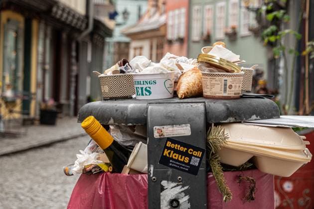 News Themen der Woche KW12 News Bilder des Tages Muell tuermt sich in den Muelltonnen am 26.03.2023 in der Altstadt von Erfurt. Im Hintergrund ist die historische Kraemerbruecke zu sehen. In Erfurt und Weimar blieben am vergangenen Donnerstag und Freitag die Muelltonnen ungeleert stehen. Mit den Warnstreiks wollen die Gewerkschaften den Druck auf die Arbeitgeber im Tarifstreit weiter erhoehen. Garbage piles up in trash bags on March 26th, 2023 in the old town of Erfurt. In the background you can see the historical Kraemerbruecke - Merchants Bridge, Kraemer Bridge. The recycling depots did not open either, and street cleaning was also at a standstill. search: Deutschland Wirtschaft Thueringen Tourismus Innenstadt Innenstaedte Altstadt Altstaedte Dreck Entsorgung Fusswege Gehsteig Gehwe