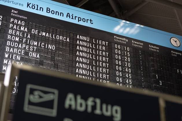 News Themen der Woche KW12 Anzeigetafel mit annulierten Flügen - Am Vorabend des großen Warnstreiks in Deutschland sind erste Vorzeichen am Flughafen Köln Bonn zu erkennen. Mit Beginn der Nachtschicht um 22 Uhr legen Mitarbeiter des Flughafens bereits die Arbeit nieder und besetzen den ersten Streikposten in Terminal 1. 26.03.2023 Köln Köln Bonn Airport NRW Deutschland *** Display board with canceled flights On the eve of the major warning strike in Germany, the first signs are visible at Cologne Bonn Airport With the start of the night shift at 10 p.m., airport employees are already laying down their work and manning the first picket in Terminal 1 26 03 2023 Cologne Bonn Airport NRW Germany