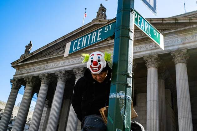 Entertainment Themen der Woche KW12 Joker 2 Dreharbeiten in New York March 26, 2023, New York, New York, US: Joker 2 was filming in lower Manhattan in front of the Court Houses on Centre Street. Joaquin Phoenix one of the stars (along with Lady Gaga) arrived at the court in a heavily guarded police van to a huge crowd of supporters. The NYC location was turned into Gotham City. New York US - ZUMAh156 20230326_znp_h156_003 Copyright: xMiloxHessx