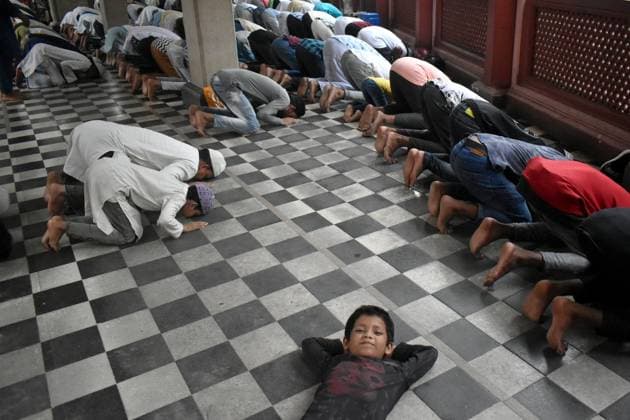 News Themen der Woche KW12 India: Holy Ramadan in Kolkata Muslims offer prayers during the holy month of Ramadan at the Mosque in Kolkata. Kolkata West Bengal India Copyright: SudiptaxDas