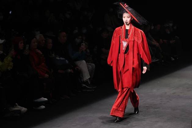 Entertainment Themen der Woche KW12 Entertainment Bilder des Tages BEIJING, CHINA - MARCH 26: A model walks the runway at COCOSIMON collection show by Chinese designer Coco Yuan on day three of the China International Fashion Week A W 2023 at 751D.PARK on March 26, 2023 in Beijing, China.  Copyright: xChinaxNewsxServicex VCG111428976941