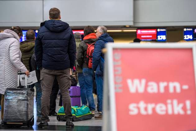 Warnstreik von Verdi Politik, Gesellschaft, Verkehr: XXXX Im Zuge der laufenden Tarifverhandlungen für den Öffentlichen Dienst führt die Gewerkschaft ver.di am Montag, 27. März, einen ganztägigen Warnstreik durch. Die Streikmaßnahmen werden den ÖPNV in ganz Deutschland mit Bussen und Bahnen komplett stilllegen. Nordrhein-Westfalen Deutschland *** Warning strike by Verdi Politics, Society, Transport XXXX In the course of the ongoing collective bargaining negotiations for the public sector, the trade union ver di will conduct a full-day warning strike on Monday, March 27 The strike measures will completely shut down public transport throughout Germany with buses and trains North Rhine-Westphalia Germany Copyright: xChristopherxNeundorf Kirchner-Mediax