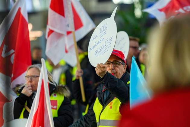 Warnstreik von Verdi Politik, Gesellschaft, Verkehr: Mitglieder der Gewerkschaft Ver.di streiken am Düsseldorfer Flughafen, Im Zuge der laufenden Tarifverhandlungen für den Öffentlichen Dienst führt die Gewerkschaft ver.di am Montag, 27. März, einen ganztägigen Warnstreik durch. Die Streikmaßnahmen werden den ÖPNV in ganz Deutschland mit Bussen und Bahnen komplett stilllegen. Nordrhein-Westfalen Deutschland *** Warning strike by Verdi Politics, Society, Transport Members of the trade union Ver di strike at Düsseldorf Airport, In the course of the ongoing collective bargaining negotiations for the public sector, the trade union ver di will carry out a full-day warning strike on Monday, March 27 The strike measures will completely Copyright: xChristopherxNeundorf Kirchner-Mediax