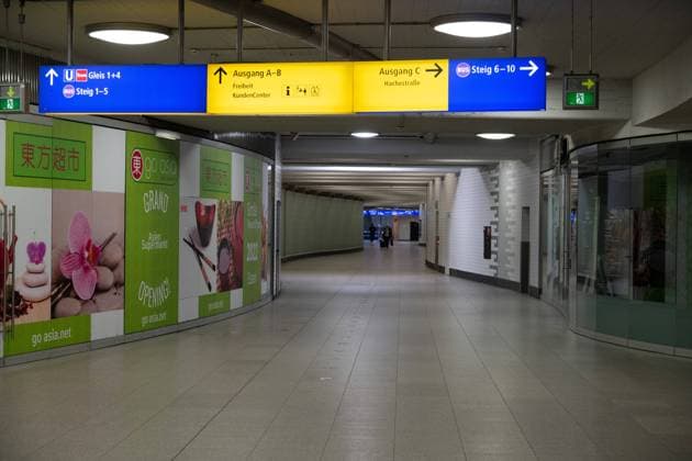 Leerer Tunnel am Hauptbahnhof Essen, Generalstreik von Mitarbeitern der Bahn und der oeffentlichen Verkehrsmittel, die Gewerkschaften Verdi und EVG haben zum Streik im oeffentlichen Nahverkehr aufgerufen und fordern deutliche Lohnerhoehungen, Essen, 27.03.2023. *** Empty tunnel at Essen central station, general strike of railroad and public transport employees, unions Verdi and EVG called for strike in public transport and demand significant wage increases, Essen, 27 03 2023