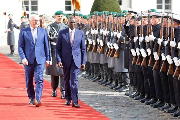 News Themen der Woche KW13 Bundespräsident Frank-Walter Steinmeier, Präsident der Republik Kenia, William Samoei Ruto, Deutschland, Berlin, Schloss Bellevue, Begrüßung des Präsidenten der Republik Kenia, William Samoei Ruto, mit militärischen Ehren *** Federal President Frank Walter Steinmeier, President of the Republic of Kenya, William Samoei Ruto, Germany, Berlin, Bellevue Palace, welcoming the President of the Republic of Kenya, William Samoei Ruto, with military honors.
