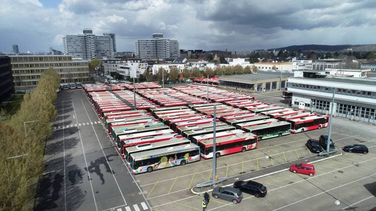 News Themen der Woche KW13 News Bilder des Tages Deutschland, Bonn 27.03.2023 Bundesweiter Streik der IG-Metall Foto: geparkte Busse im Busbahnhof Bundesweiter Streik der IG-Metall *** Germany, Bonn 27 03 2023 Nationwide strike of IG Metall Photo parked buses in bus station Nationwide strike of IG Metall