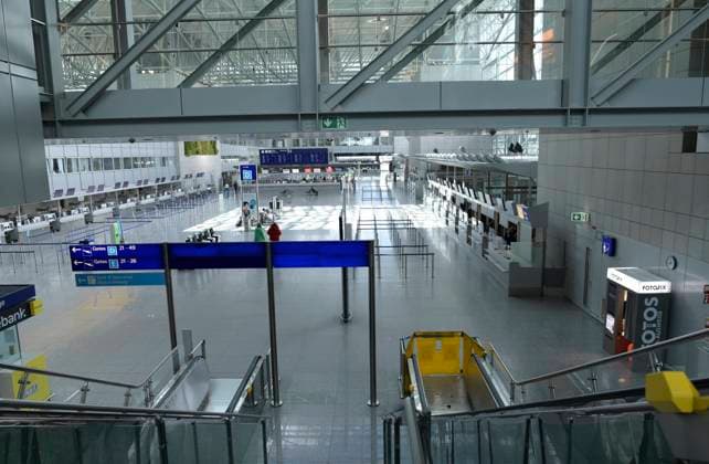 News Themen der Woche KW13 Großstreik am Montag - Deutschland steht still 27.03.2023 Impressionen Eindrücke Flughafen Rhein Main Frankfurt Südhessen ganztägiger ver.di Warnstreik Grossstreik VERDI und EVG kein Flugverkehr keine Starts Landungen Reisenden in Terminal 2 Frankfurt (Main) Hessen Deutschland *** Major strike on Monday Germany stands still 27 03 2023 Impressions Rhine Main Airport Frankfurt South Hesse all-day ver di warning strike major strike VERDI and EVG no air traffic no takeoffs landings travelers in Terminal 2 Frankfurt Main Hesse Germany