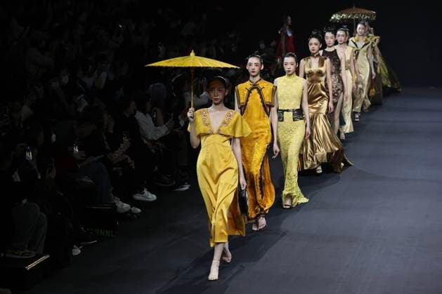 Bilder des Jahres 2023, Entertainment 03 März Entertainment Themen der Woche KW13 Entertainment Bilder des Tages BEIJING, CHINA - MARCH 27: Models walk the runway at Dingfei collection show by Chinese designer Ding Fei on day four of the China International Fashion Week A W 2023 at 751D.PARK on March 27, 2023 in Beijing, China.  Copyright: xChinaxNewsxServicex VCG111429103465