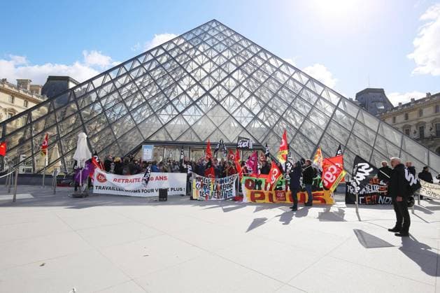 News Themen der Woche KW13 News Bilder des Tages La CGT Spectacle Bloque l entree du Musee du Louvre au visiteurs etrangers NEWS: Blocage du Musee du Louvre - Paris - 27 03 2023 JonathanRebboah Panoramic  PESRK24022012