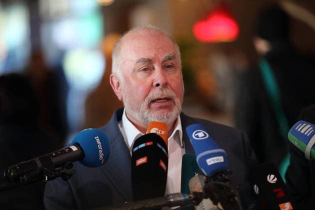 Ulrich Silberbach (Vorsitzender DBB Beamtenbund und Tarifunion) gibt ein Pressestatement zu Beginn der dritten Runde der Tarifverhandlungen für den öffentlichen Dienst von Bund und Kommunen im Kongresshotel in Potsdam, 27. März 2023. Gewerkschaften fordern u.a. 10,5 Prozent mehr Lohn. Tarifverhandlungen für den öffentlichen Dienst von Bund und Kommunen *** Ulrich Silberbach Chairman DBB Beamtenbund und Tarifunion gives a press statement at the beginning of the third round of collective bargaining for the public service of the federal government and local authorities at the Congress Hotel in Potsdam, March 27, 2023 Trade unions demand, among other things, 10.5 percent more pay Collective bargaining for the public service of the federal