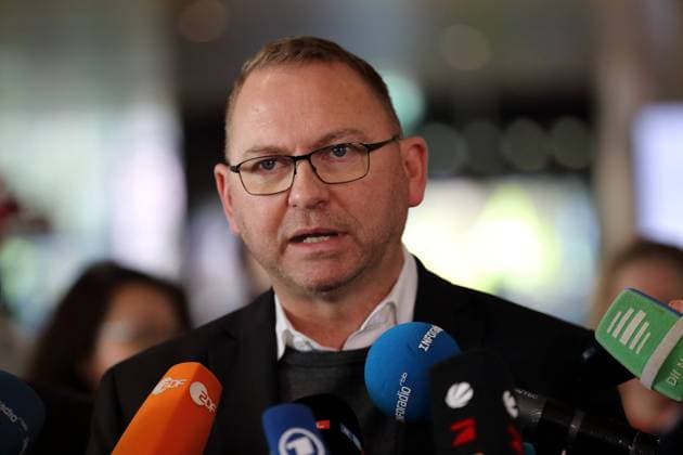 Frank Werneke (Vorsitzender Vereinte Dienstleistungsgewerkschaft Verdi) gibt ein Pressestatement zu Beginn der dritten Runde der Tarifverhandlungen für den öffentlichen Dienst von Bund und Kommunen im Kongresshotel in Potsdam, 27. März 2023. Gewerkschaften fordern u.a. 10,5 Prozent mehr Lohn. Tarifverhandlungen für den öffentlichen Dienst von Bund und Kommunen *** Frank Werneke Chairman United Services Union Verdi gives a press statement at the beginning of the third round of collective bargaining for the public service of the federal government and local authorities at the Congress Hotel in Potsdam, March 27, 2023 Trade unions demand, among other things, 10.5 percent more pay Collective bargaining for the public service of the federal