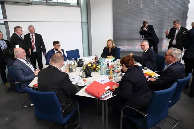 Bundesinnenministerin Nancy Faeser (SPD), Werner Gatzer (Staatssekretär Bundesfinanzministerium), Oliver Bandosz (Bereichsleiter Tarifpolitik öffentlicher Dienst bei Vereinte Dienstleistungsgewerkschaft Verdi), Christine Behle (stellvertretende Vorsitzende Vereinte Dienstleistungsgewerkschaft Verdi), Frank Werneke (Vorsitzender Vereinte Dienstleistungsgewerkschaft Verdi), Ulrich Silberbach (Vorsitzender DBB Beamtenbund und Tarifunion) und Niklas Benrath (Hauptgeschäftsführer Vereinigung der kommunalen Arbeitgeberverbände VKA), im Uhrzeigersinn, sitzen am Verhandlungstisch zu Beginn der dritten Runde der Tarifverhandlungen für den öffentlichen Dienst von Bund und Kommunen im Kongresshotel in Potsdam, 27. März 2023. Gewerkschaften for
