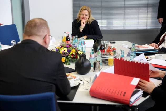 Frank Werneke (Vorsitzender Vereinte Dienstleistungsgewerkschaft Verdi) und Bundesinnenministerin Nancy Faeser (SPD) sitzen am Verhandlungstisch zu Beginn der dritten Runde der Tarifverhandlungen für den öffentlichen Dienst von Bund und Kommunen im Kongresshotel in Potsdam, 27. März 2023. Gewerkschaften fordern u.a. 10,5 Prozent mehr Lohn. Tarifverhandlungen für den öffentlichen Dienst von Bund und Kommunen *** Frank Werneke Chairman United Services Union Verdi and Federal Minister of the Interior Nancy Faeser SPD sit at the negotiating table at the beginning of the third round of collective bargaining for the public service of the federal government and local authorities at the Congress Hotel in Potsdam, March 27, 2023 Trade unions de