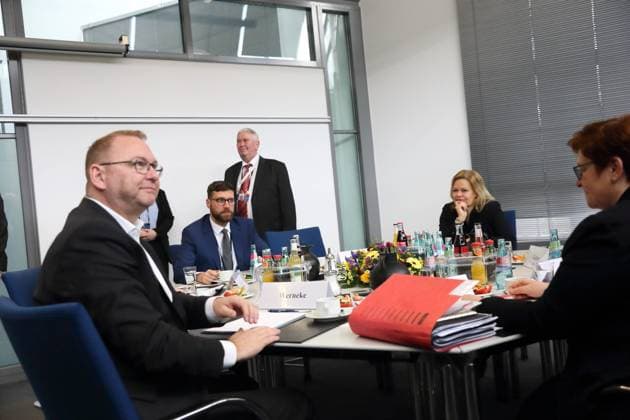 Frank Werneke (Vorsitzender Vereinte Dienstleistungsgewerkschaft Verdi), Niklas Benrath (Hauptgeschäftsführer Vereinigung der kommunalen Arbeitgeberverbände VKA), Bundesinnenministerin Nancy Faeser (SPD) und Christine Behle (stellvertretende Vorsitzende Vereinte Dienstleistungsgewerkschaft Verdi), v.l., sitzen am Verhandlungstisch zu Beginn der dritten Runde der Tarifverhandlungen für den öffentlichen Dienst von Bund und Kommunen im Kongresshotel in Potsdam, 27. März 2023. Gewerkschaften fordern u.a. 10,5 Prozent mehr Lohn. Tarifverhandlungen für den öffentlichen Dienst von Bund und Kommunen *** Frank Werneke Chairman Vereinte Dienstleistungsgewerkschaft Verdi , Niklas Benrath General Manager Vereinigung der kommunalen Arbeitgeberve