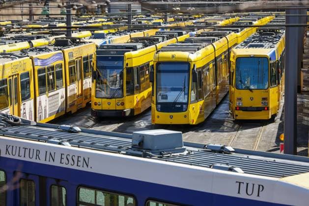 Essen, Nordrhein-Westfalen, Deutschland - Strassenbahnen stehen im Betriebshof der Ruhrbahn, Verdi und EVG Warnstreik. Essen Nordrhein-Westfalen Deutschland *** Essen, North Rhine Westphalia, Germany Trams stand in the depot of the Ruhrbahn, Verdi and EVG warning strike Essen North Rhine Westphalia Germany