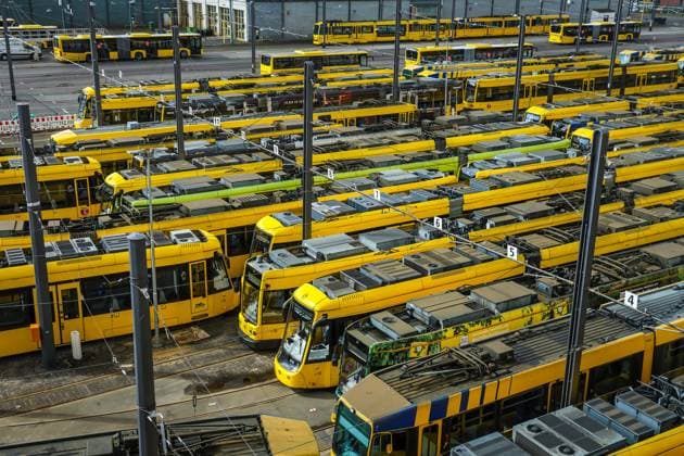 Essen, Nordrhein-Westfalen, Deutschland - Strassenbahnen stehen im Betriebshof der Ruhrbahn, Verdi und EVG Warnstreik. Essen Nordrhein-Westfalen Deutschland *** Essen, North Rhine Westphalia, Germany Trams stand in the depot of the Ruhrbahn, Verdi and EVG warning strike Essen North Rhine Westphalia Germany