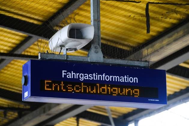 Düsseldorf 27.03.2023 Bahnsteig Entschuldigung Anzeige Anzeigetafel Infotafel Leuchttafel Laufband Lautsprecher Fahrgastinformation Nahverkehr Fernverkehr ÖPNV DB Deutsche Bahn Tarife Pendler Homeoffice Tickets Ticket Lokführer-Gewerkschaft Lokomotivführerstreik Lokführerstreik Eisenbahn- und Verkehrsgewerkschaft ( EVG ) Tarifkonflikt Lokführerstreik DB Deutsche Bahn Zug GDL Bahnstreik Bundesbahn 49-Euro-Ticket Deutschlandticket Megastreik Superstreik Taubenabwehr Taubenschutz Taubenspikes Dornenabwehrsystem Taubendornen Düsseldorf Nordrhein-Westfalen Deutschland *** Dusseldorf 27 03 2023 platform excuse display display board information board light board ticker loudspeaker passenger information local traffic long-distance traffic