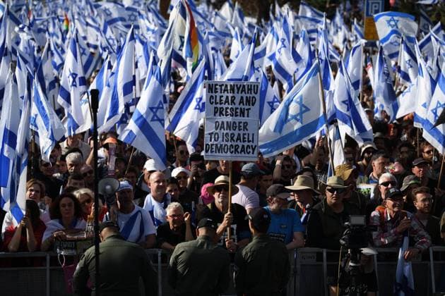 Bilder des Jahres 2023, News 04 April News Themen der Woche KW13 News Bilder des Tages Rally Against Israeli Goverment s Judicial Overhaul Bills Thousands of Israeli protesters rally against Israeli Goverment s judicial overhaul bills out of the Israeli Parliament, the Knesset, in Jerusalem on March 27, 2023. Jerusalem Israel  Copyright: xGilixYaarix originalFilename: yaari-rallyaga230327_nprEg.jpg