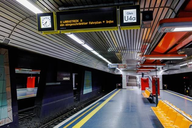 Das leere Bahngleis der U-Bahn Haltestelle Bonn Hauptbahnhof - Der bundesweite Warnstreik in Bonn ausgerufen der Gewerkschaften Ver.di und EVG 27.03.2023 Bonn NRW Deutschland *** The empty railroad track of the underground station Bonn main station The nationwide warning strike in Bonn called by the unions Ver di and EVG 27 03 2023 Bonn NRW Germany
