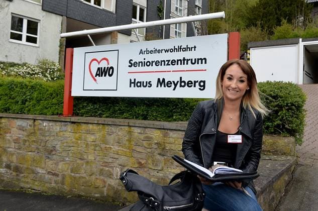 ***Seniorenzentrum Haus Meyberg*** *** NUR FÜR REDAKTIONELLE ZWECKE *** EDITORIAL USE ONLY ***Sandra Grotschulte verdient sich ihr Geld fürs Studium der Erziehungswissenschaften durch Nacht- und Wochenenddienste im Haus Meyberg. Sie kam als FSJ lerin, machte später auch ein achtwöchiges Praktikum hier am 22.4.2017 an der Panner Straße 3. Sandra Grotschulte verdient sich ihr Geld fürs Studium der Erziehungswissenschaften durch Nacht- und Wochenenddienste im Haus Meyberg. Sie kam als FSJ&amp;apos;lerin, machte später auch ein achtwöchiges Praktikum hier am 22.4.2017 an der Panner Straße 3. Arbeit Deutschland NRW Velbert-Langenberg Copyright: Heinz-WernerxRieck *** Senior Center House Meyerberg *** ONLY FOR EDITORIAL PURPOSE *** EDI Copyright: Heinz-WernerxRieck docnrwhugopicture137597421 EDITORIAL USE ONLY