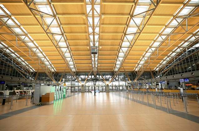 Foto : absolute Leere und Einsamkeit in der Abflughalle Terminal B von Lufthansa am Flughafen Hamburg am 27.03.2023 *** Photo absolute emptiness and loneliness in the departure hall Terminal B of Lufthansa at Hamburg airport on 27 03 2023