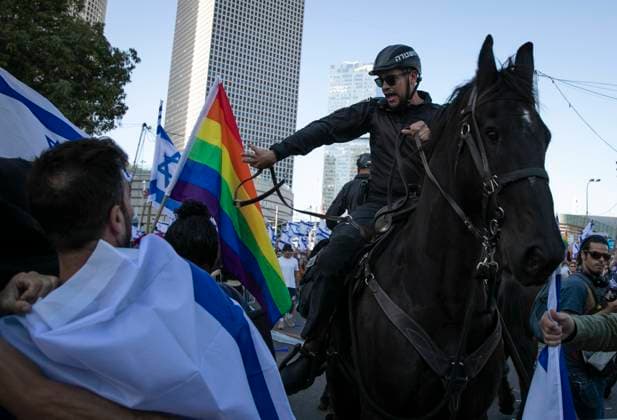 News Themen der Woche KW13 News Bilder des Tages (230327) -- TEL AVIV, March 27, 2023 -- People clash with mounted police during a protest against a judicial overhaul plan in Tel Aviv, Israel, on March 27, 2023. Israeli Prime Minister Benjamin Netanyahu announced on Monday evening that he would suspend the legislation of his contentious plan to overhaul the country s judiciary by about a month to allow dialogue between coalition and opposition lawmakers. He made the remarks in a televised speech, which came after tens of thousands of Israelis rallied outside the parliament on Monday and a general strike started earlier in the day to protest the overhaul. ) ISRAEL-TEL AVIV-JUDICIAL OVERHAUL PLAN-PROTEST ChenxJunqing 