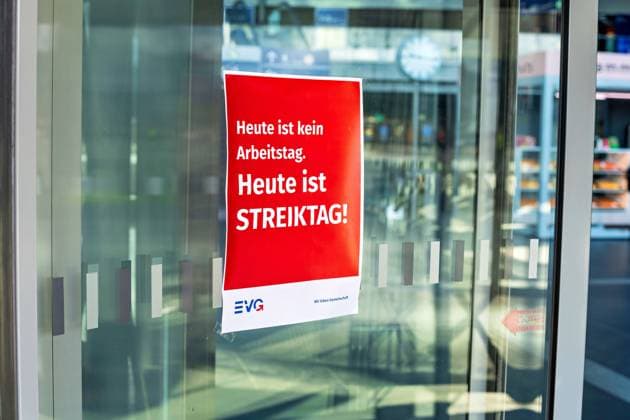 27.03.2023,Berlin,Deutschland,Großstreik bei Verdi und EVG - Impressionen vom Berliner Hauptbahnhof *** 27 03 2023,Berlin,Germany,Major strike at Verdi and EVG Impressions from Berlin Central Station