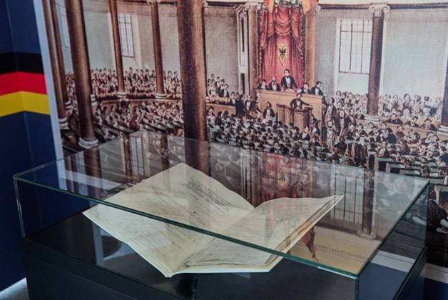 Der Bundestag in Berlin zeigt ab Montag (27.03.2023) fuer eine Woche die originale Paulskirchenverfassung im Rahmen einer Ausstellung zur deutschen Verfassungsgeschichte. (Foto: Die originale Paulskirchenverfassung wird in einer klimatisierten Glasvitrine ausgestellt und darf nur fuer kurze Zeit dem Tageslicht ausgesetzt werden) Damit erinnert der Deutsche Bundestag an die Revolution von 1848 49 und die Nationalversammlung in der Frankfurter Paulskirche. Das historische Dokument ist normalerweise im Deutschen Historischen Museum zu sehen. Da die Dauerausstellung derzeit wegen Bauarbeiten geschlossen ist, wird der Bundestag den Angaben zufolge in diesem Jahr der einzige Ort sein, an dem die Paulskirchenverfassung praesentiert wird.