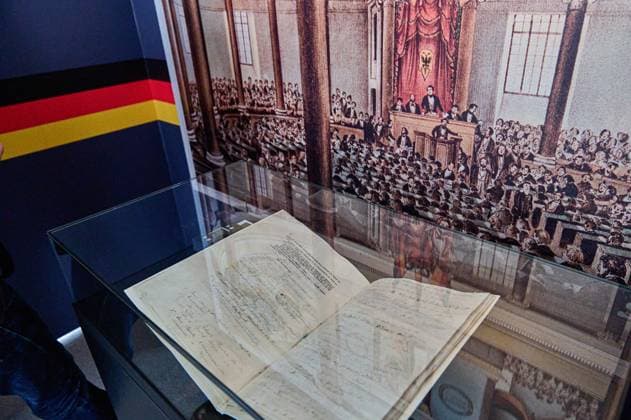 Der Bundestag in Berlin zeigt ab Montag (27.03.2023) fuer eine Woche die originale Paulskirchenverfassung im Rahmen einer Ausstellung zur deutschen Verfassungsgeschichte. (Foto: Die originale Paulskirchenverfassung wird in einer klimatisierten Glasvitrine ausgestellt und darf nur fuer kurze Zeit dem Tageslicht ausgesetzt werden) Damit erinnert der Deutsche Bundestag an die Revolution von 1848 49 und die Nationalversammlung in der Frankfurter Paulskirche. Das historische Dokument ist normalerweise im Deutschen Historischen Museum zu sehen. Da die Dauerausstellung derzeit wegen Bauarbeiten geschlossen ist, wird der Bundestag den Angaben zufolge in diesem Jahr der einzige Ort sein, an dem die Paulskirchenverfassung praesentiert wird.