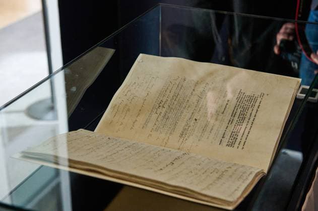 Der Bundestag in Berlin zeigt ab Montag (27.03.2023) fuer eine Woche die originale Paulskirchenverfassung im Rahmen einer Ausstellung zur deutschen Verfassungsgeschichte. (Foto: Die originale Paulskirchenverfassung wird in einer klimatisierten Glasvitrine ausgestellt und darf nur fuer kurze Zeit dem Tageslicht ausgesetzt werden) Damit erinnert der Deutsche Bundestag an die Revolution von 1848 49 und die Nationalversammlung in der Frankfurter Paulskirche. Das historische Dokument ist normalerweise im Deutschen Historischen Museum zu sehen. Da die Dauerausstellung derzeit wegen Bauarbeiten geschlossen ist, wird der Bundestag den Angaben zufolge in diesem Jahr der einzige Ort sein, an dem die Paulskirchenverfassung praesentiert wird.