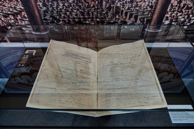 Der Bundestag in Berlin zeigt ab Montag (27.03.2023) fuer eine Woche die originale Paulskirchenverfassung im Rahmen einer Ausstellung zur deutschen Verfassungsgeschichte. (Foto: Die originale Paulskirchenverfassung wird in einer klimatisierten Glasvitrine ausgestellt und darf nur fuer kurze Zeit dem Tageslicht ausgesetzt werden) Damit erinnert der Deutsche Bundestag an die Revolution von 1848 49 und die Nationalversammlung in der Frankfurter Paulskirche. Das historische Dokument ist normalerweise im Deutschen Historischen Museum zu sehen. Da die Dauerausstellung derzeit wegen Bauarbeiten geschlossen ist, wird der Bundestag den Angaben zufolge in diesem Jahr der einzige Ort sein, an dem die Paulskirchenverfassung praesentiert wird.